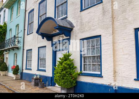 Detaillierter, farbenfroher Blick auf das Old Custom House in Bayard's Cove Quayside am River Dart, Dartmouth. Stockfoto