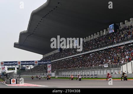 September 2023, Buddh International Circuit, Dankaur, Greater Noida, Uttar Pradesh, Indien: Indian Oil MotoGP Grand Prix von Indien auf dem Buddh International Circuit, Race Day führende Fahrer kommen am Ende der Straight Credit: Action Plus Sports Images/Alamy Live News Stockfoto