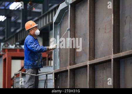 NANJING, CHINA - 7. OKTOBER 2023 - Ein Arbeiter arbeitet an einem Industrieofen in der Produktionswerkstatt von Changjiang Industrial Furnace Technology Grou Stockfoto