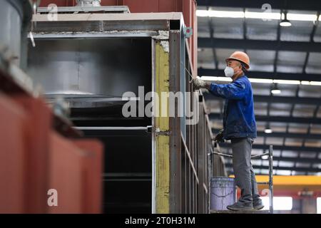 NANJING, CHINA - 7. OKTOBER 2023 - Ein Arbeiter arbeitet an einem Industrieofen in der Produktionswerkstatt von Changjiang Industrial Furnace Technology Grou Stockfoto