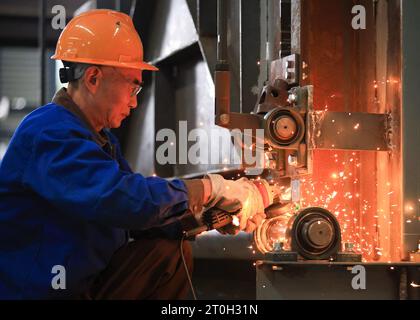 NANJING, CHINA - 7. OKTOBER 2023 - Ein Arbeiter arbeitet an einem Industrieofen in der Produktionswerkstatt von Changjiang Industrial Furnace Technology Grou Stockfoto