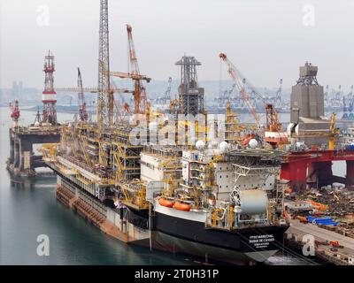 YANTAI, CHINA - 7. OKTOBER 2023 - mehrere Arten von Schiffbauausrüstung werden in der Baubasis von CIMC Raffles in Yantai, Shand, gewartet Stockfoto