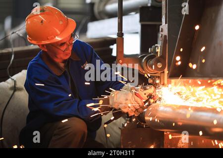 NANJING, CHINA - 7. OKTOBER 2023 - Ein Arbeiter arbeitet an einem Industrieofen in der Produktionswerkstatt von Changjiang Industrial Furnace Technology Grou Stockfoto