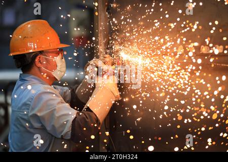 NANJING, CHINA - 7. OKTOBER 2023 - Ein Arbeiter arbeitet an einem Industrieofen in der Produktionswerkstatt von Changjiang Industrial Furnace Technology Grou Stockfoto