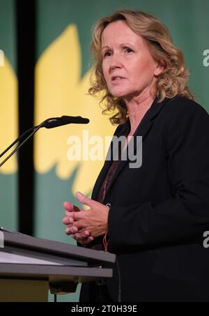 07. Oktober 2023, Sachsen-Anhalt, Halle (Saale): Bundesumweltministerin Steffi Lemke (Grüne) spricht bei der Landparteikonferenz Bündnis 90/ die Grünen Sachsen-Anhalt vor den Delegierten. Dort soll ein neuer Staatsrat gewählt werden. Foto: Sebastian Willnow/dpa Credit: dpa Picture Alliance/Alamy Live News Stockfoto