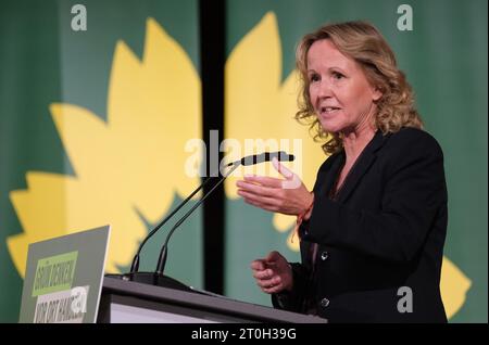 07. Oktober 2023, Sachsen-Anhalt, Halle (Saale): Bundesumweltministerin Steffi Lemke (Grüne) spricht bei der Landparteikonferenz Bündnis 90/ die Grünen Sachsen-Anhalt vor den Delegierten. Dort soll ein neuer Staatsrat gewählt werden. Foto: Sebastian Willnow/dpa Credit: dpa Picture Alliance/Alamy Live News Stockfoto