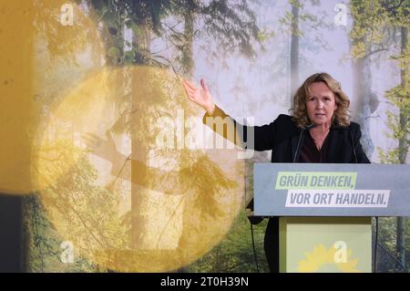 07. Oktober 2023, Sachsen-Anhalt, Halle (Saale): Bundesumweltministerin Steffi Lemke (Grüne) spricht bei der Landparteikonferenz Bündnis 90/ die Grünen Sachsen-Anhalt vor den Delegierten. Dort soll ein neuer Staatsrat gewählt werden. Foto: Sebastian Willnow/dpa Credit: dpa Picture Alliance/Alamy Live News Stockfoto