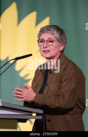 07. Oktober 2023, Sachsen-Anhalt, Halle (Saale): Britta Haßelmann, Vorsitzende der Bundestagsfraktion Bündnis 90/ die Grünen Sachsen-Anhalt, spricht mit Delegierten auf der Landparteikonferenz Bündnis 90/ die Grünen Sachsen-Anhalt. Dort soll ein neuer Staatsrat gewählt werden. Foto: Sebastian Willnow/dpa Credit: dpa Picture Alliance/Alamy Live News Stockfoto