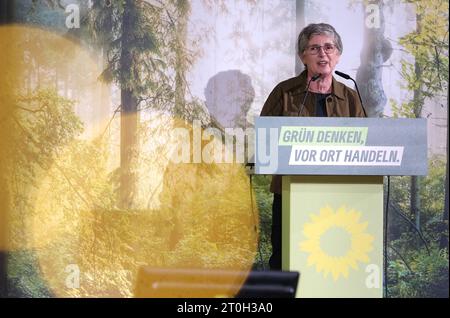 07. Oktober 2023, Sachsen-Anhalt, Halle (Saale): Britta Haßelmann, Vorsitzende der Bundestagsfraktion Bündnis 90/ die Grünen Sachsen-Anhalt, spricht mit Delegierten auf der Landparteikonferenz Bündnis 90/ die Grünen Sachsen-Anhalt. Dort soll ein neuer Staatsrat gewählt werden. Foto: Sebastian Willnow/dpa Credit: dpa Picture Alliance/Alamy Live News Stockfoto