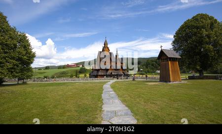Norwegen, Gemeinde Notodden, Heddal - 07. Juli 2023: Landschaft rund um die hölzerne Stabkirche von Heddal. Stockfoto
