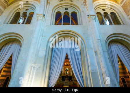Übergang vom Narthex zur Kirche. Das reiche Innere der Kathedrale von San Evasio von Casale Monferrato. Casale Monferrato, Provinz Alessandria, Stockfoto