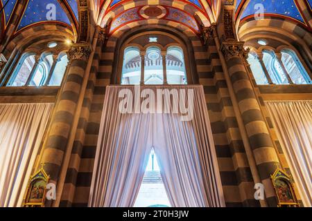 Der Weg zum Narthex. Das reiche Innere der Kathedrale von San Evasio von Casale Monferrato. Casale Monferrato, Provinz Alessandria, Italien. Stockfoto