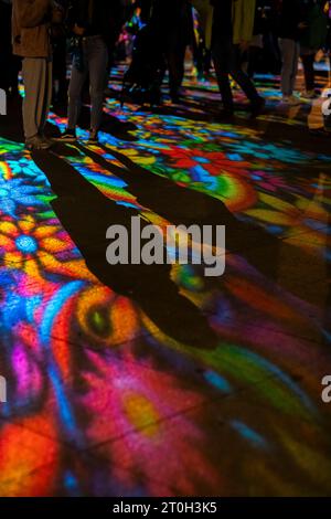 Berlin erstrahlt in bunten Farben - Festival of Lights 2023, das Festival of Lights Berlin ist ein jährliches Lichtfestival, das bereits zum 19. Mal stattfindet. In diesem Jahr steht das Festival unter dem Motto Colors of Life und feiert die Vielfalt des Lebens in Berlin. Schattenwurf durch die Projektion auf die Besucher am Potsdamer Platz. Berlin Berlin Deutschland *** Berlin leuchtet in hellen Farben Festival of Lights 2023, das Festival of Lights Berlin ist ein jährlich stattfindendes Lichtfestival, das bereits zum 19. Mal in diesem Jahr stattfindet Stockfoto