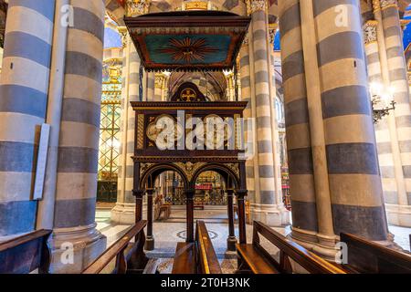 Das reiche Innere der Kathedrale von San Evasio von Casale Monferrato. Casale Monferrato, Provinz Alessandria, Piemont, Italien. Stockfoto
