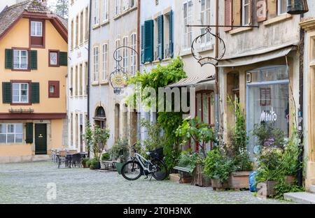 Burgdorf, Schweiz - 16. Mai 2023: Altstadt mit Blumentöpfen und Kletterpflanzen im Dorf Burgdorf, Kanton Bern in der Schweiz bei bewölktem Tag Stockfoto