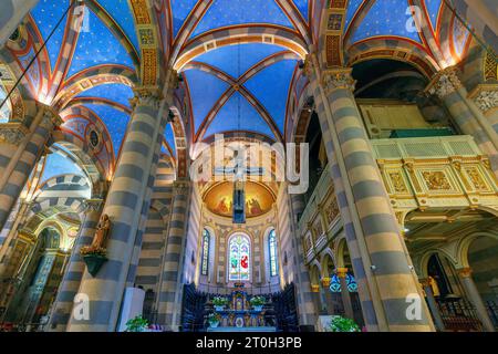 Das reiche Innere der Kathedrale von San Evasio von Casale Monferrato. Casale Monferrato, Provinz Alessandria, Piemont, Italien. Stockfoto