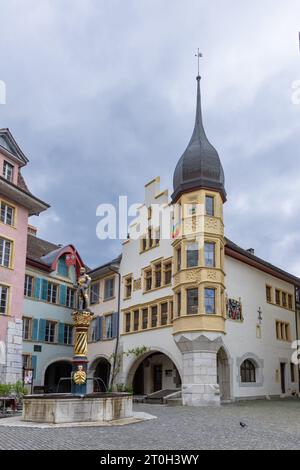 Burgdorf, Schweiz - 16. Mai 2023: Rathaus und Brunnen in der Altstadt des Dorfes Burgdorf, Kanton Bern in der Schweiz bei bewölktem Tag Stockfoto