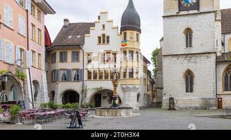Burgdorf, Schweiz - 16. Mai 2023: Rathaus und Brunnen in der Altstadt des Dorfes Burgdorf, Kanton Bern in der Schweiz bei bewölktem Tag Stockfoto