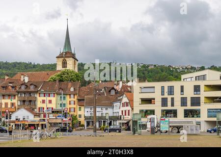 Burgdorf, Schweiz - 16. Mai 2023: Skyline der Altstadt von Burgdorf, Kanton Bern in der Schweiz bei bewölktem Tag Stockfoto