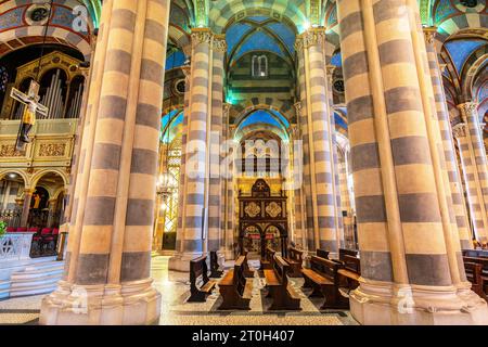 Das reiche Innere der Kathedrale von San Evasio von Casale Monferrato. Casale Monferrato, Provinz Alessandria, Piemont, Italien. Stockfoto