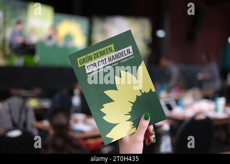 07. Oktober 2023, Sachsen-Anhalt, Halle (Saale): Bei der Landparteikonferenz Bündnis 90/ die Grünen Sachsen-Anhalt wird ein Stimmausweis hochgehalten. Dort soll ein neues Exekutivkomitee gewählt werden. Foto: Sebastian Willnow/dpa Credit: dpa Picture Alliance/Alamy Live News Stockfoto