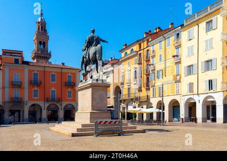 Piazza Giuseppe Mazzini. Die historische Stadt Casale Monferrato ist eine schöne kleine italienische Stadt in der Region Piemont in Norditalien. Stockfoto