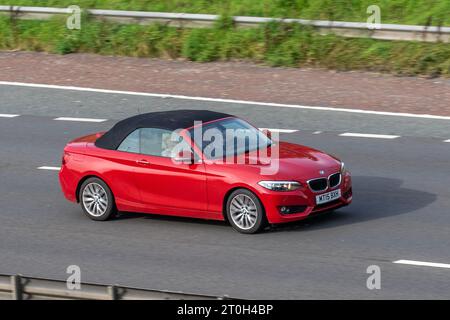 2015 Red BMW 218I SE 218I Step Auto Start/Stop Cabriolet Benzinmotor 1499 ccm; Fahrt auf der Autobahn M6 im Großraum Manchester, Großbritannien Stockfoto