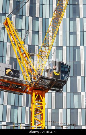 Ein Turmkran vor dem im Bau befindlichen neuen Gebäude an der Merrion Street 44 im Stadtzentrum von Leeds Stockfoto