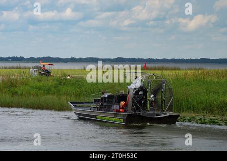 Orlando, USA - 28. Juli 2023: Touristen auf einer Airboat-Fahrt im Boggy Creek in den Florida everglades. Stockfoto