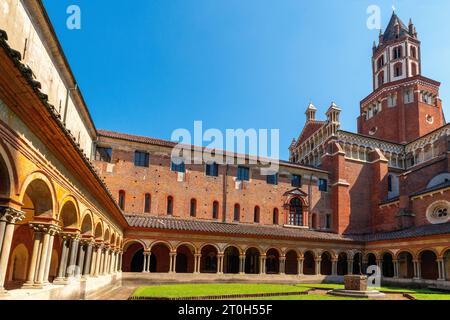 Der Kreuzgang des Klosters mit den ursprünglichen kleinen Säulen – in Vierergruppen. Die Basilica di Sant'Andrea ist die Kirche in Vercelli. Italien. Stockfoto