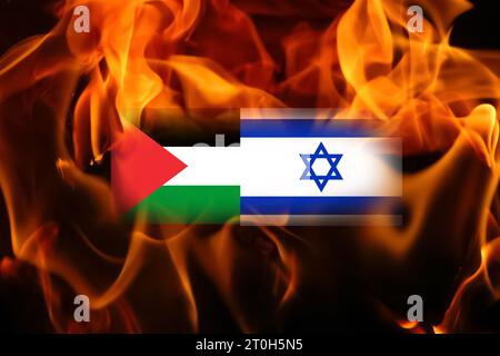 Flaggen von Israel und Palästina auf Feuerflammen Hintergrund. Konzept des Konflikts zwischen Israel und den palästinensischen Behörden. Palästina-Israel-Krieg Stockfoto