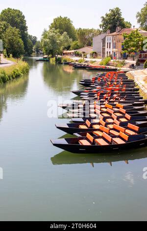 Coulon. Anlegeplatz von Sightseeing-Booten auf der Sèvre Niortaise in Poitou-Charentes im Deux Sèvres Département Stockfoto