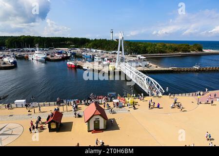 Ustka, Polen 28. August 2023 Blick auf den Hafen und den Yachthafen mit einer Schaukelbrücke über den Kanal Stockfoto