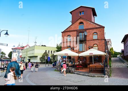 Ustka, Polen, 28. August 2023 Touristen vor dem berühmten Restaurant Spichlerz in der Küstenstadt Stockfoto