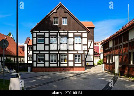 Ustka, Polen 28. August 2023 alte Fischerhäuser auf dem Hauptplatz von Ustka an der Ostsee, Polen Stockfoto