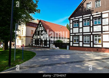 Ustka, Polen 28. August 2023 alte Fischerhäuser auf dem Hauptplatz von Ustka an der Ostsee, Polen Stockfoto