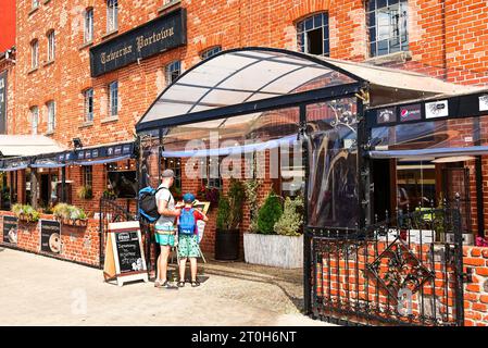 Ustka, Polen, 28. August 2023 Touristen vor dem Restaurant „Tawerna Portowa“ in der Küstenstadt Stockfoto