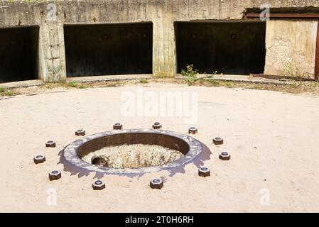 Ustka, Polen. 28. August 2023, Überreste militärischer Befestigungsanlagen aus dem Zweiten Weltkrieg, genannt „Blucher Bunker“ Stockfoto