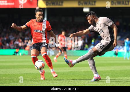 Tottenham Hotspurs Destiny Udogie (rechts) versucht, den Ball durch den Druck von Jacob Brown während des Premier League-Spiels in der Kenilworth Road in Luton Town zu überqueren. Bilddatum: Samstag, 7. Oktober 2023. Stockfoto