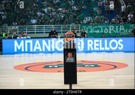 Athen, Lombardei, Griechenland. Oktober 2023. Der offizielle Euroleague-Ball vor der Euroleague, Runde 1, Spiel zwischen Panathinaikos Athen und Olympiacos Piräus in Oaka Altion am 6. Oktober 2023 in Athen, Griechenland. (Kreditbild: © Stefanos Kyriazis/ZUMA Press Wire) NUR REDAKTIONELLE VERWENDUNG! Nicht für kommerzielle ZWECKE! Stockfoto