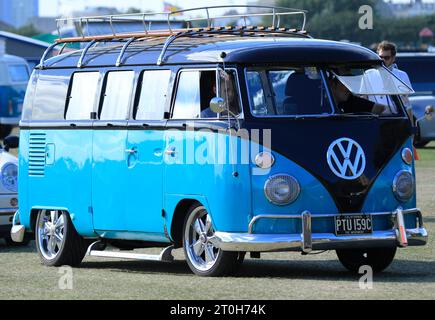 Restaurierter VW-Wohnwagen mit geteiltem Bildschirm Stockfoto