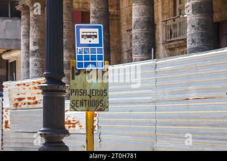 Havanna, Kuba - 29. September 2023: Zeichen einer Bushaltestelle an einem Kolonialgebäude im Wiederaufbau. Stockfoto