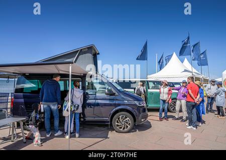 Volkswagen Fahrzeug Ausstellung, Van, Wohnmobil California, Strandpromenade, Multivan Summer Opening Windsurf Cup 2023, Westerland, Sylt, Schleswig-Ho Stockfoto