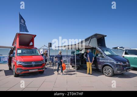 Volkswagen Fahrzeug Ausstellung, Van, Wohnmobil California, Strandpromenade, Multivan Summer Opening Windsurf Cup 2023, Westerland, Sylt, Schleswig-Ho Stockfoto