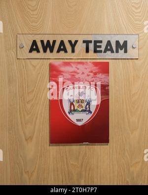 Barnsley FC-Zeichen an der Tür des Auswärtsteams während des Spiels der Sky Bet League 1 Exeter City gegen Barnsley im St James' Park, Exeter, Großbritannien, 7. Oktober 2023 (Foto: Mark Cosgrove/News Images) Stockfoto