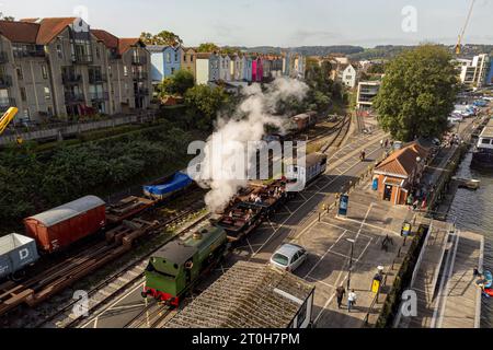 Eine Dampfeisenbahn bringt Touristen auf offenen Wagen durch den Hafen von Bristol, während sich die südlichen Teile Großbritanniens dieses Wochenende in einer Spätexplosion des Sommers sonnen werden, während Schottland und die nördlichen Teile Englands voraussichtlich unter extremen Regenfällen und Überschwemmungen leiden. Bilddatum: Samstag, 7. Oktober 2023. Stockfoto