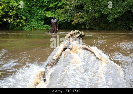 Edinburgh, Schottland, Großbritannien. Oktober 2023. Starke anhaltende Regenfälle über Nacht führen zu örtlich begrenzten Überschwemmungen rund um das Wasser von Leith und im Stadtzentrum. Antony Gormley Statue am Bells Weir im Hochwasser. Quelle: Craig Brown/Alamy Live News Stockfoto