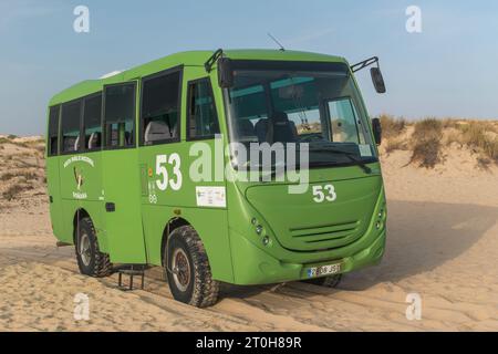 Geländefahrzeug für Touristen in der Landschaft des Coto Donana Nationalparks, Andalusien, Spanien Stockfoto