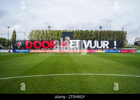 Rotterdam, Niederlande. Oktober 2023. Rotterdam - Ein Banner während des Spiels zwischen Feyenoord V1 und Ajax V1 bei Nieuw Varkenoord am 7. Oktober 2023 in Rotterdam, Niederlande. Credit: Box to Box Pictures/Alamy Live News Stockfoto