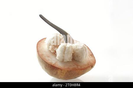 Santol-Frucht in zwei Hälften auf weißem Hintergrund Stockfoto